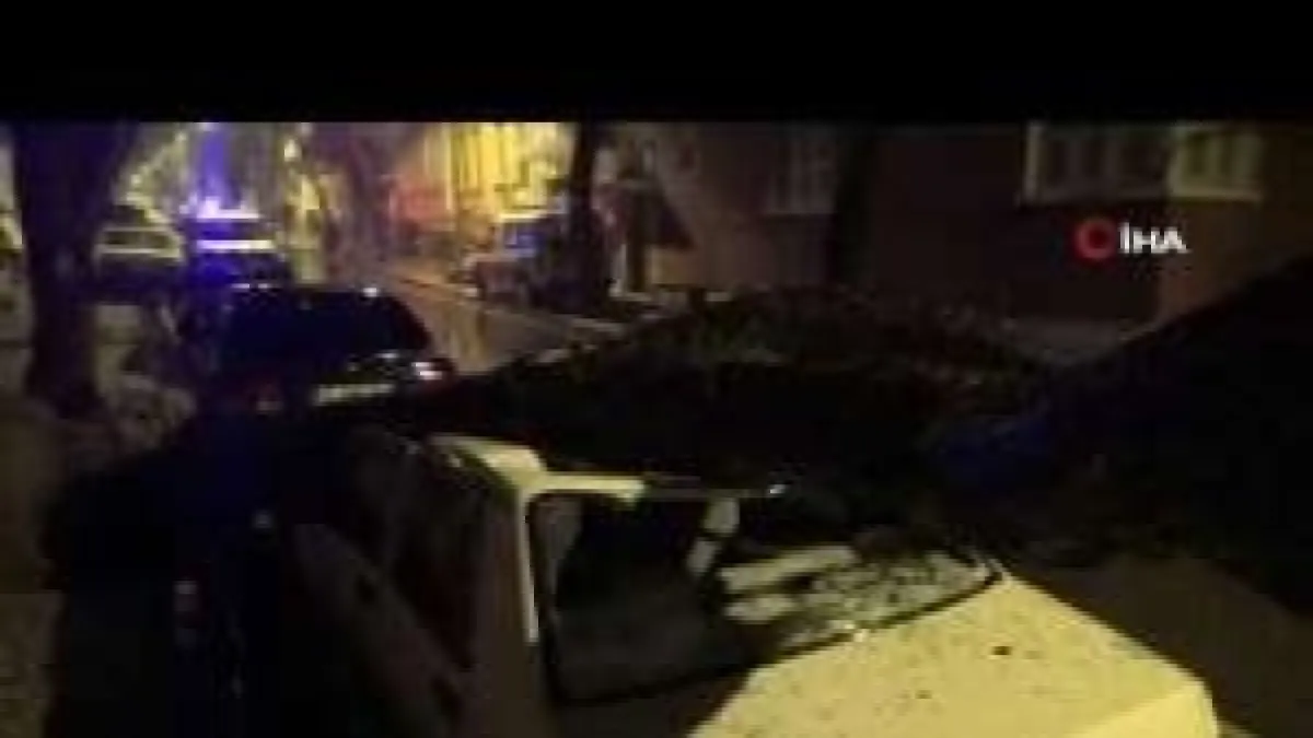 Devrilen çam ağacı, araçları hurdaya çevirdi