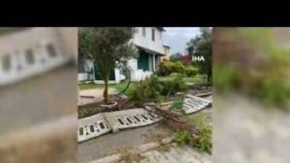 Çeşme'de hortum paniği: Evlerin çatılarında hasar oluştu