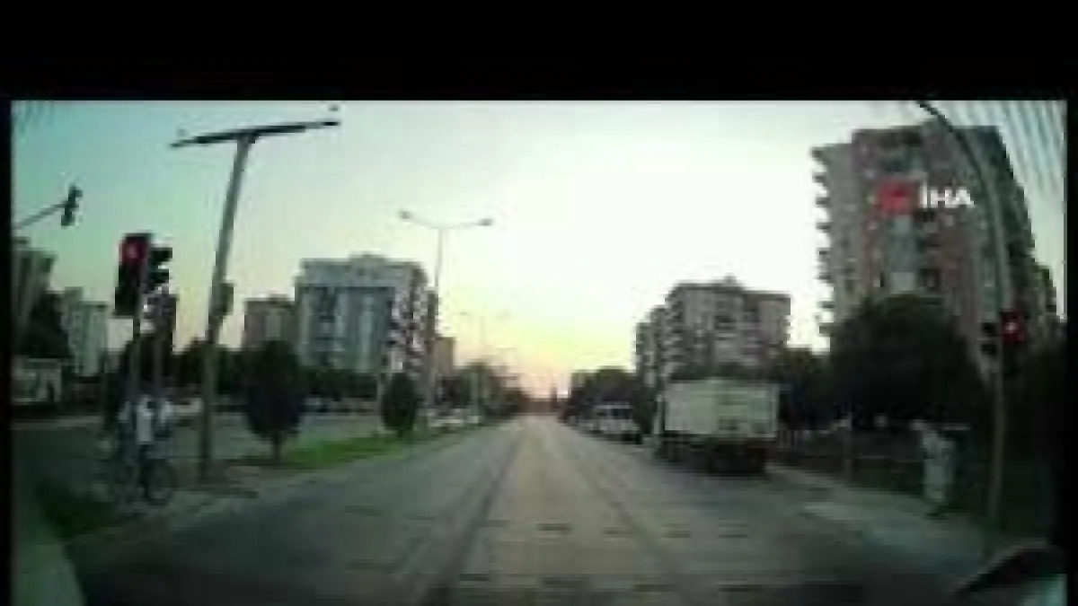 İki yaya, kırmızı ışıkta geçen aracın altında kalmaktan son anda böyle kurtuldu