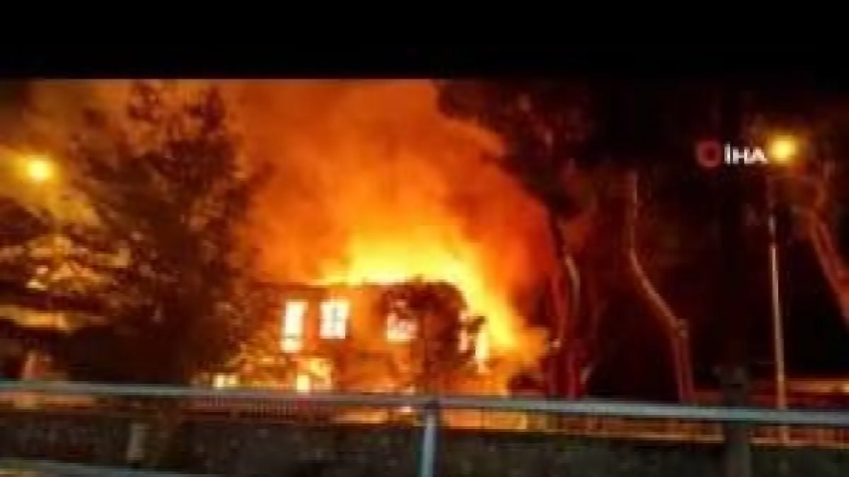 İzmir’de 2 katlı bina alev alev yandı