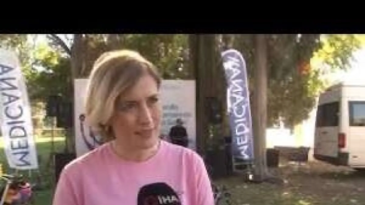 Meme kanseri farkındalığı için süslü kadınlar ve hekimler bir araya geldi