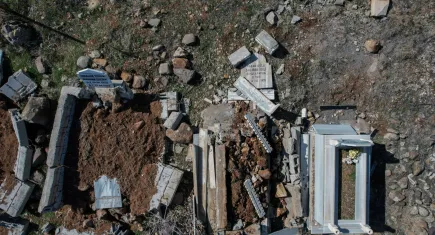 Depremler mezarlıkları da tahrip etti galerisinin resmi