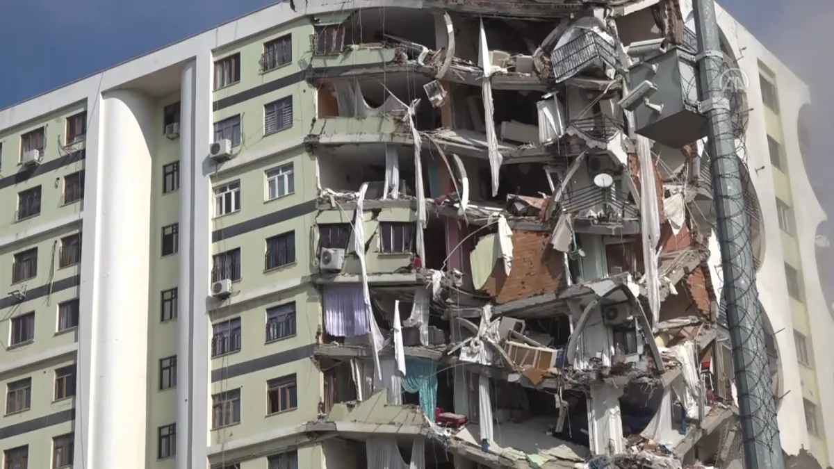 Ağır hasarlı Galeria İş Merkezinin yıkımına başlandı