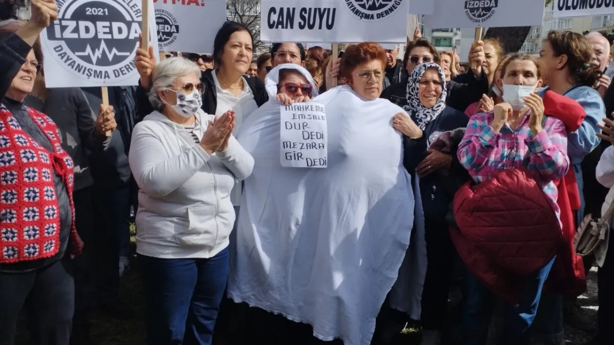 İzmirli depremzedelerden kefenli-çadırlı eylem