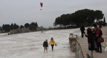Pamukkale'ye yoğun ilgi... Ziyaretçi sayısı her yıl artıyor galerisinin resmi