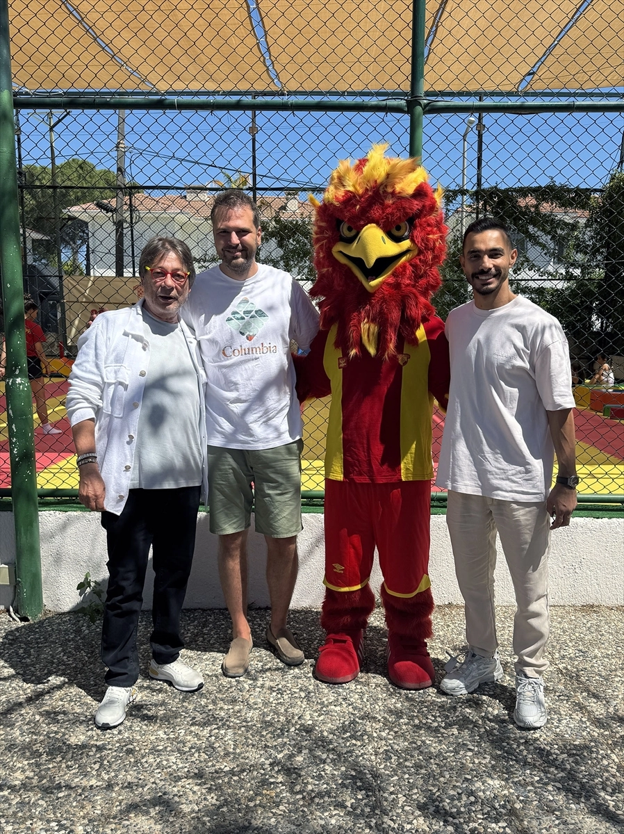 Göztepe Onursal Başkanı Mehmet Sepil, spor okullarındaki öğrencilerle buluştu