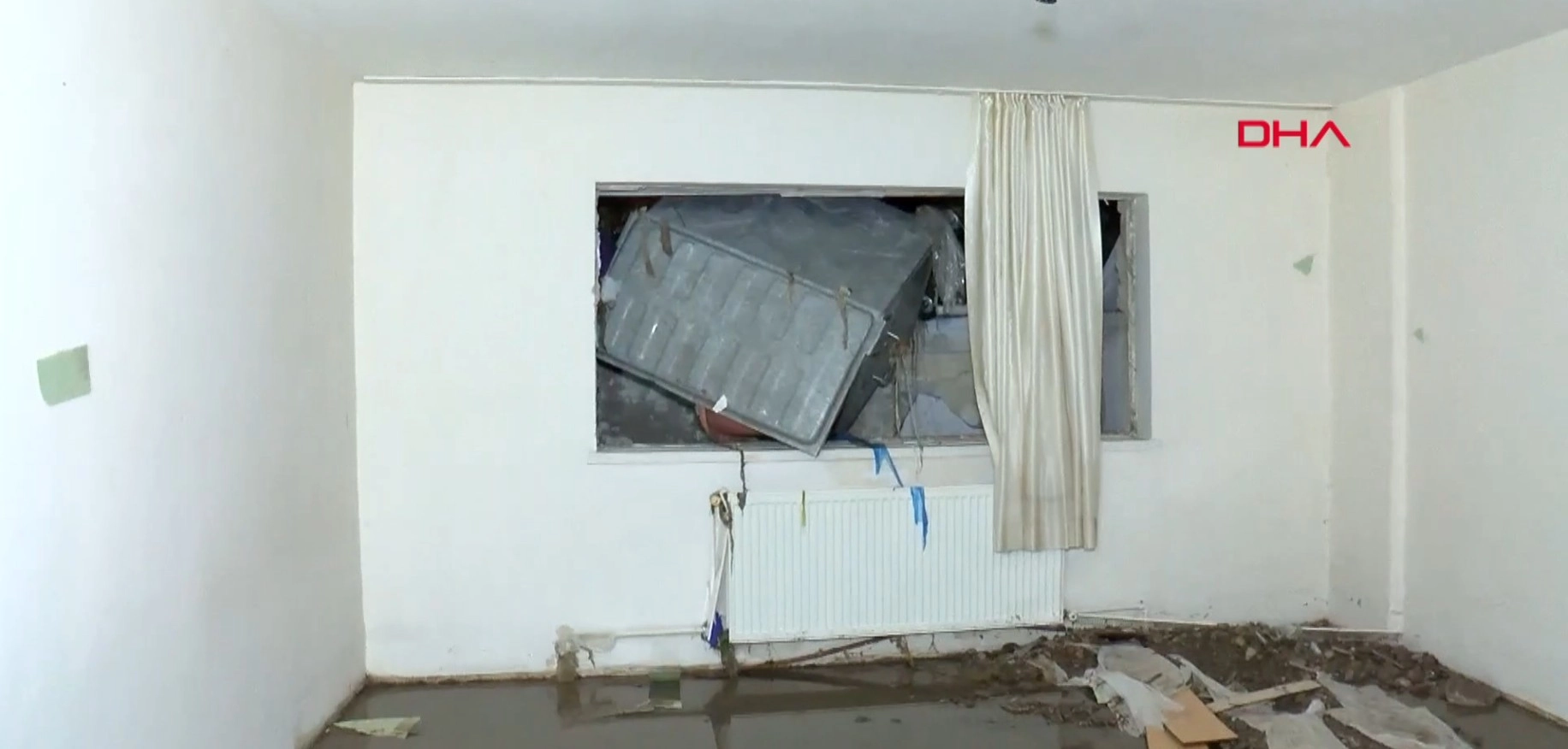 Ankara'da sağanak sele neden oldu: Evin oda duvarı yıkıldı