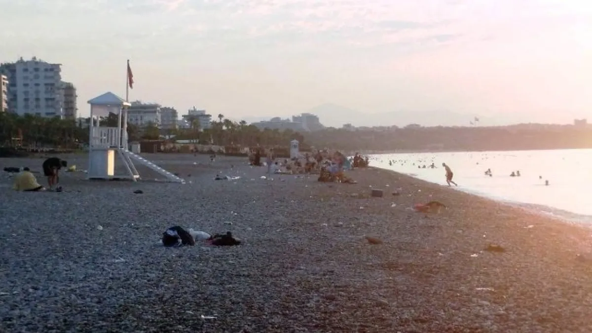Antalya’da vatandaş Konyaaltı Sahili’ne akın etti
