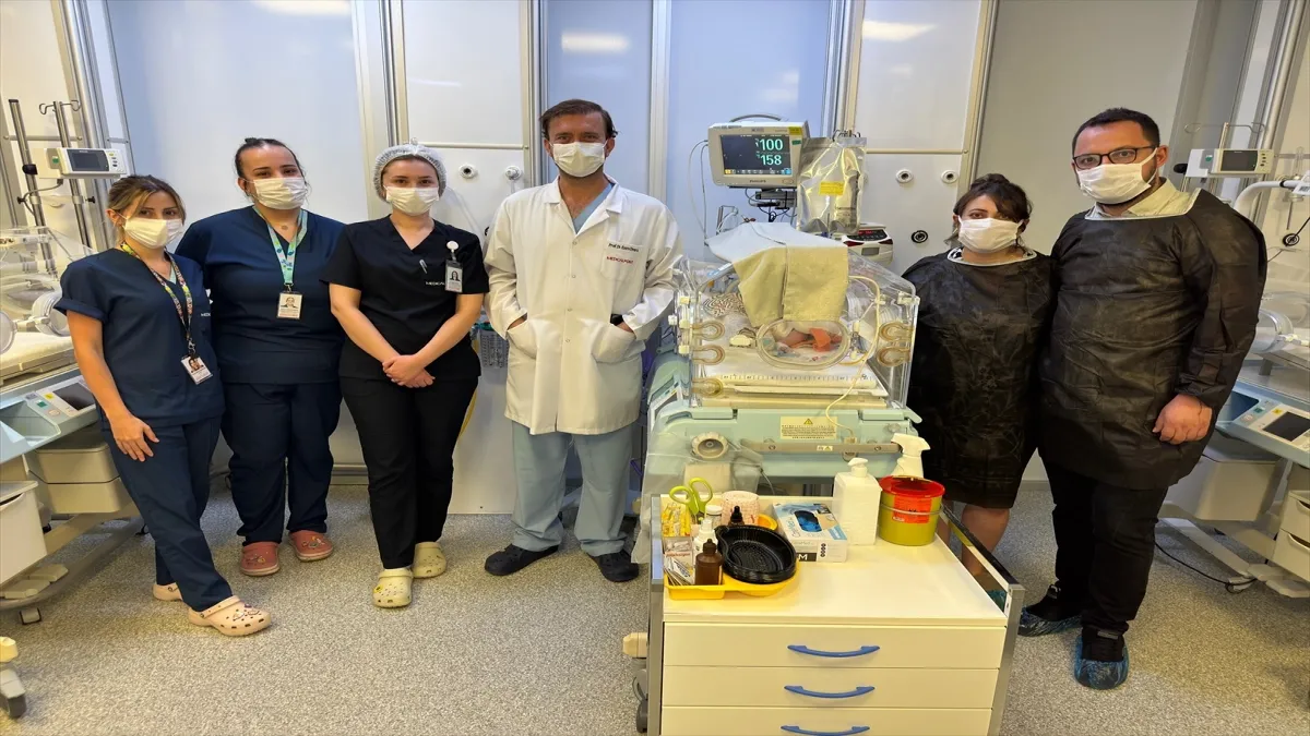 İç organları dışarıda doğan bebek, ailesi ve doktorların kararlılığıyla yaşama tutundu