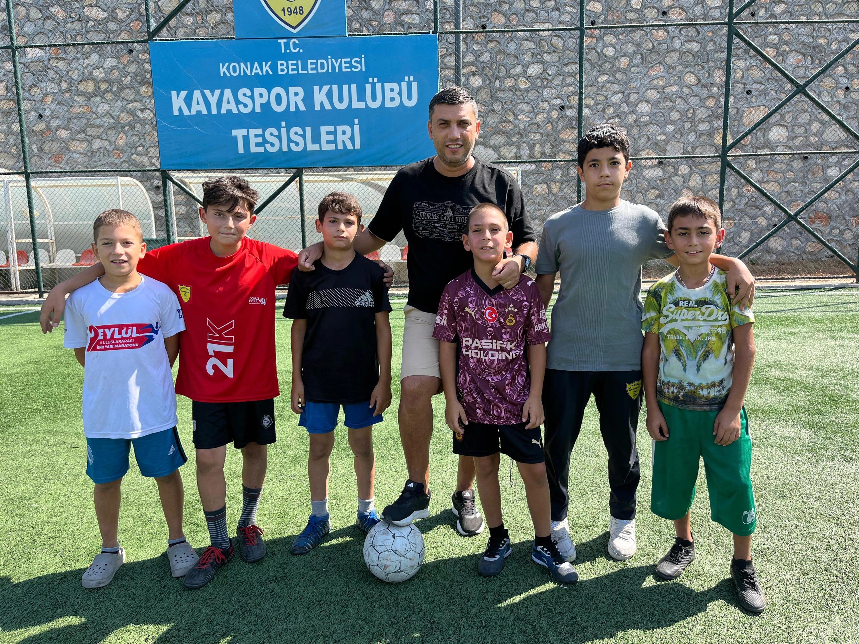 İzmir’de Samet Hoca, Dezavantajlı Çocukları Futbolla Geleceğe Taşıyor