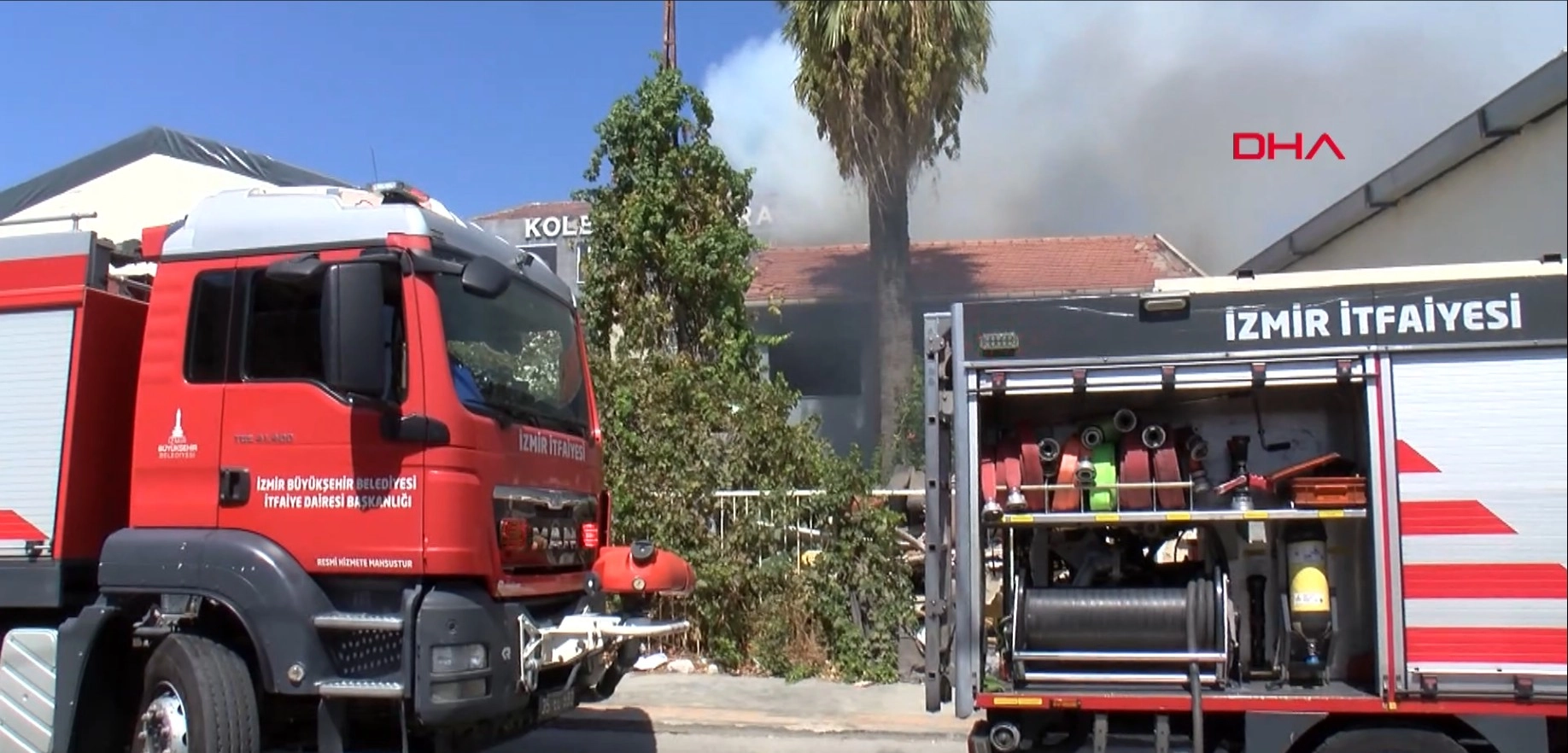 İzmir'de 2 katlı metruk bina yandı