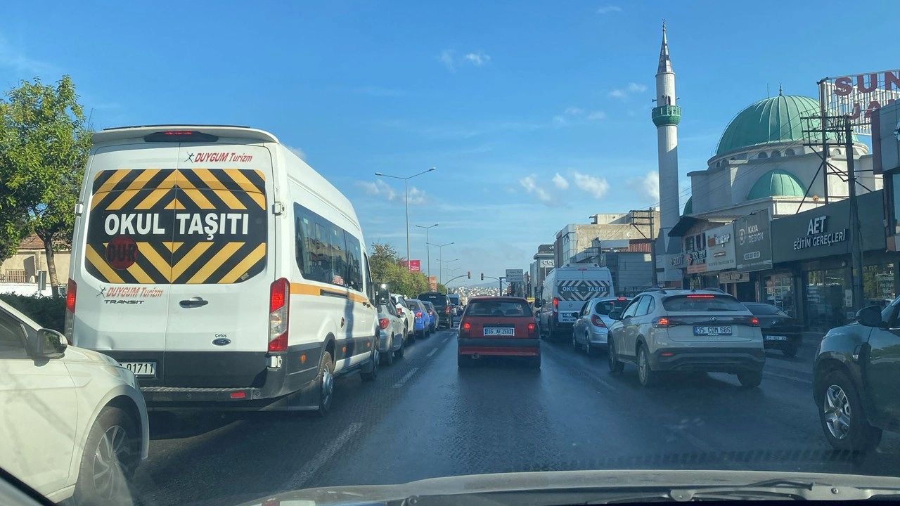 İzmir’de okullar açıldı, trafik tıkandı