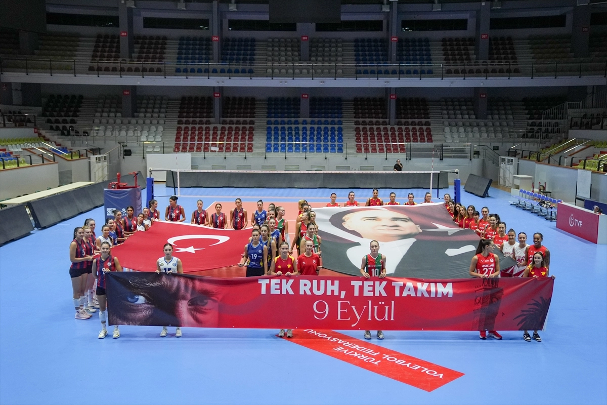İzmir’in Kurtuluşu İçin Kadın Voleybol Takımları Sahada