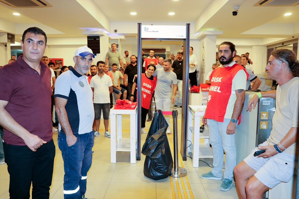 İzmir'de Buca ve Karşıyaka Belediyeleri'nde İş Bırakma Eylemleri Devam Ediyor