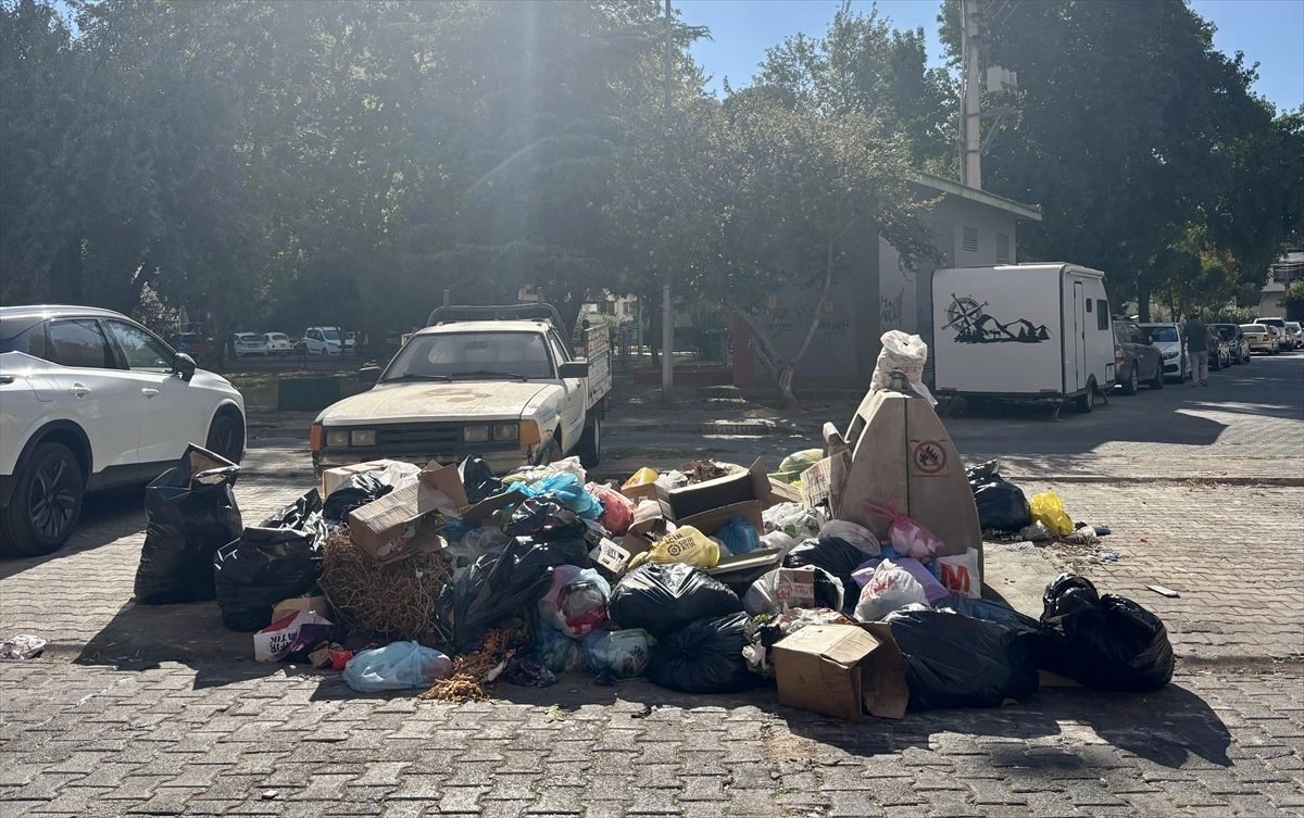 Karşıyaka’daki toplanmayan çöpler sağlık açısından tehlike oluşturuyor
