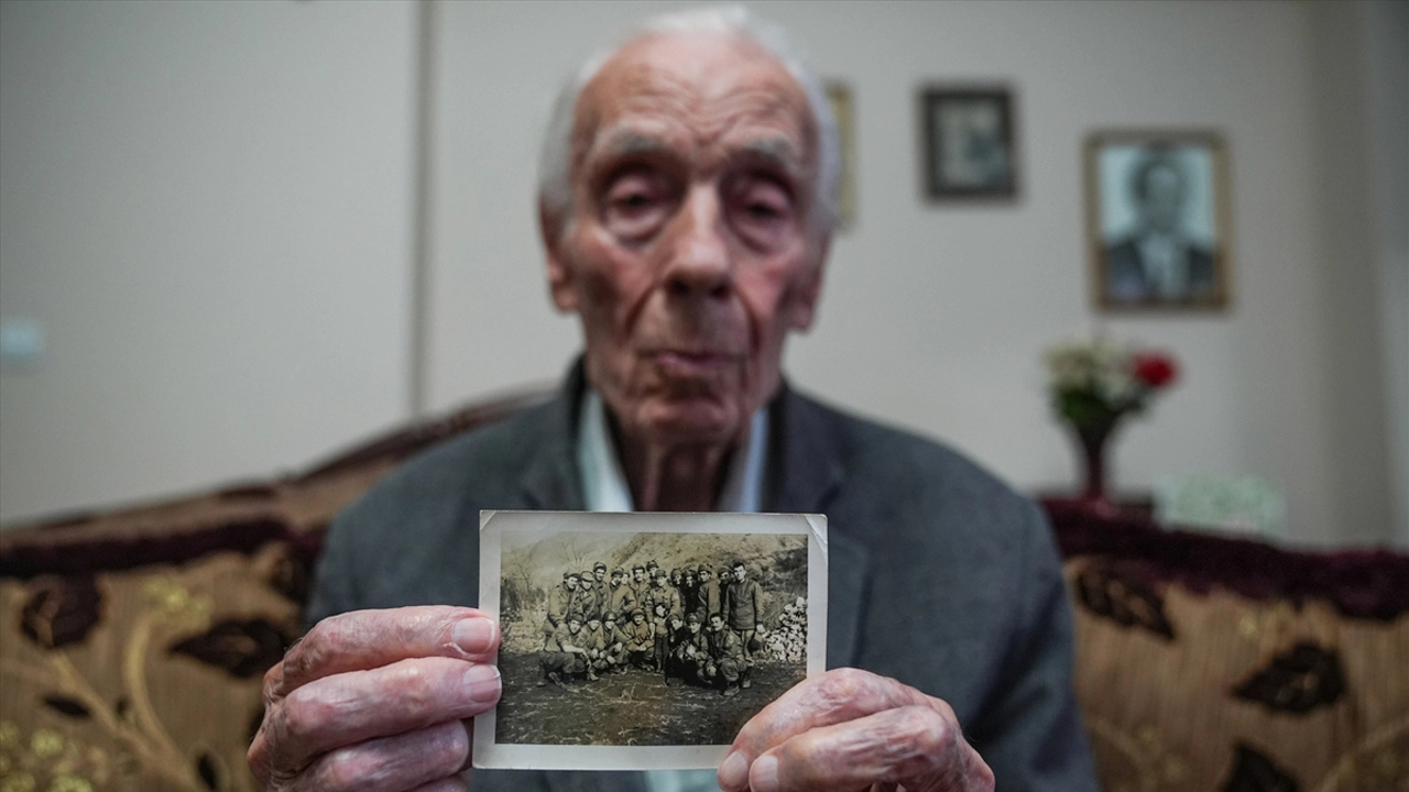 95 yaşındaki Kore Gazisi, şehit haberlerinde çaldığı marşları unutamıyor