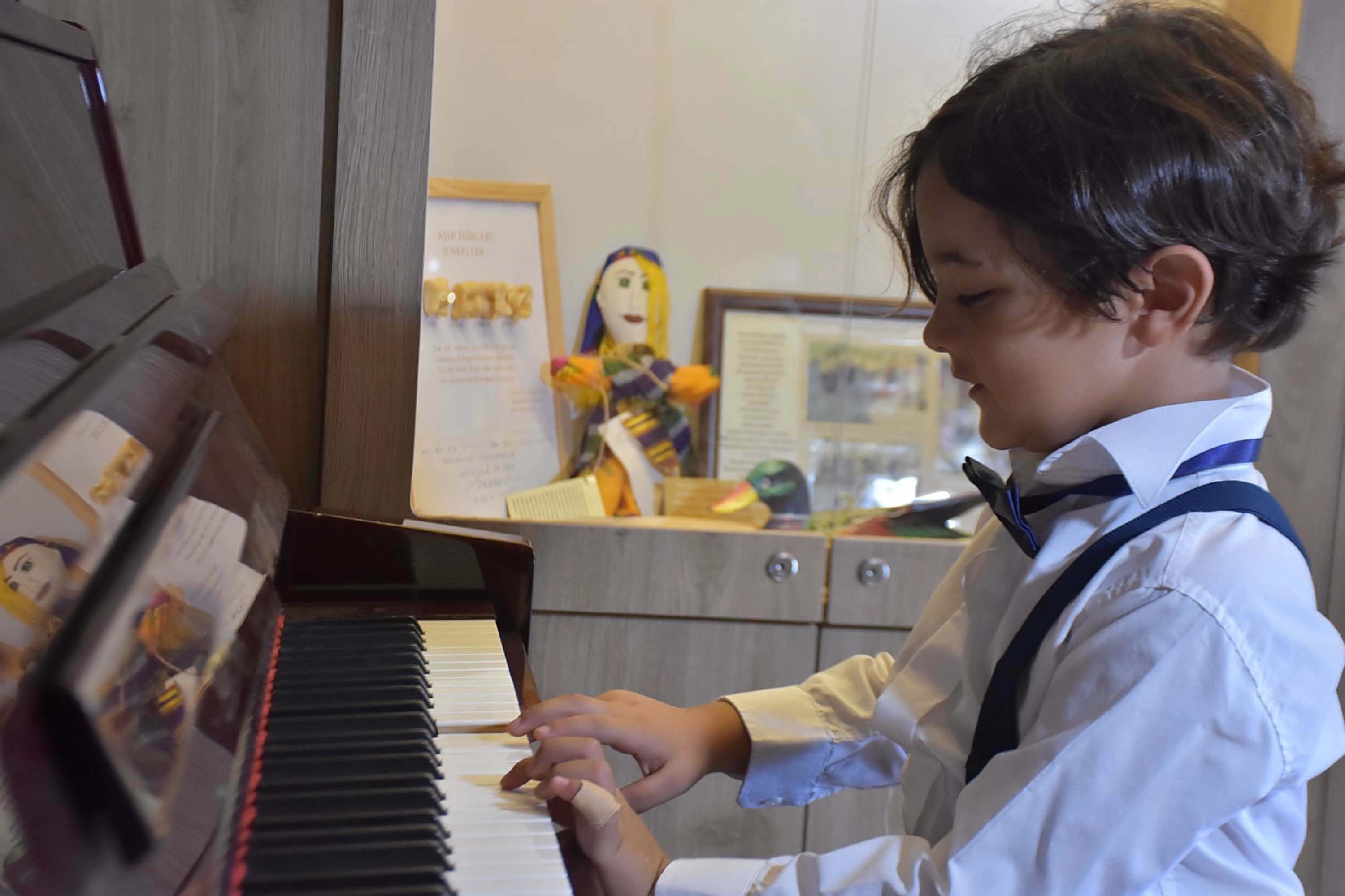 3,5 yaşındaki Yusuf, henüz okuma yazma bilmiyor ama Beethoven çalıyor