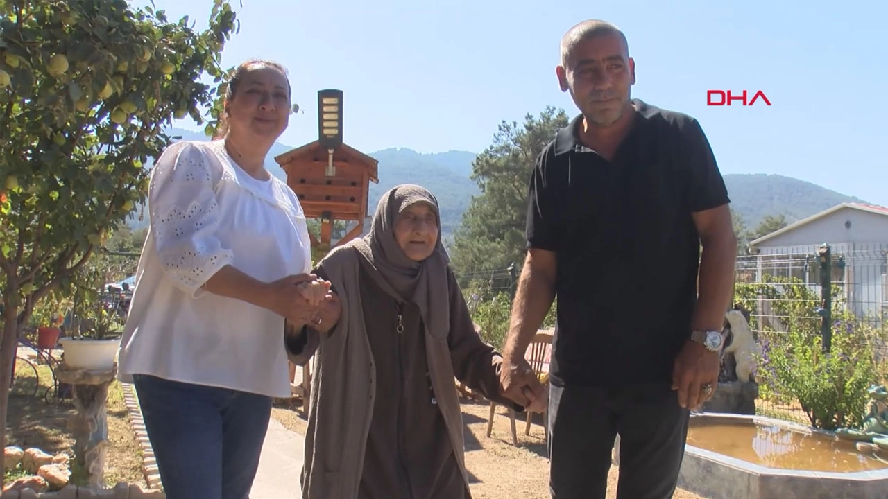 Kendisini büyüten babaannesiyle videolar paylaşıyor