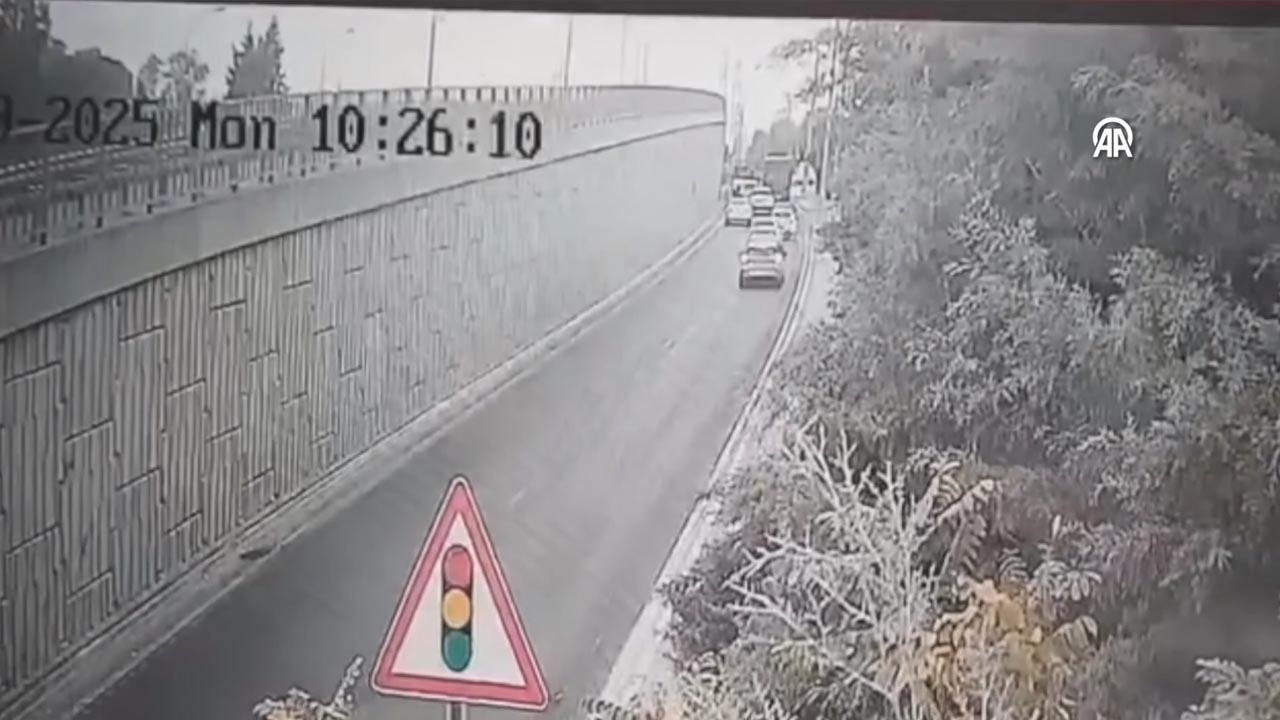 Bornova’da tırın viyadükte asılı kaldığı anlar kameraya yansıdı