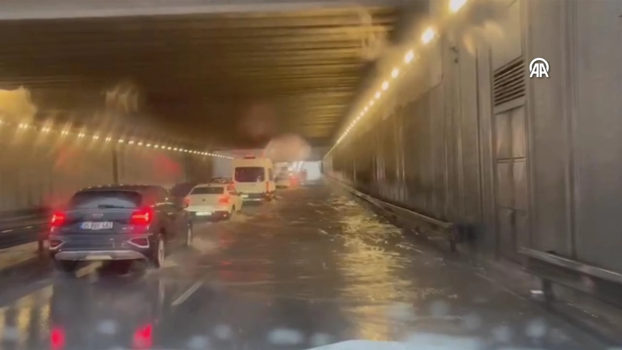 İzmir’de sağanak sonrası yollar göle döndü