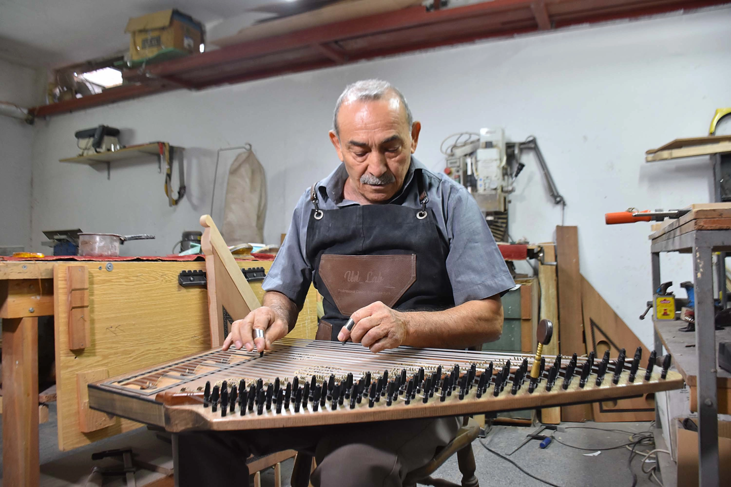 İzmirli Kurşunel 20 yıldır kanun üretiyor