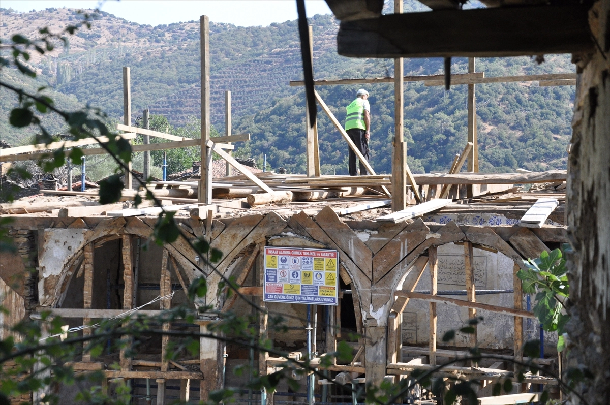 İzmir'in "hayalet köyü" Lübbey'deki tarihi cami restore ediliyor