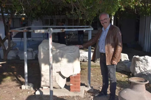 Smyrna Antik Kenti'nde 1800 yıllık heykel gövdesi bulundu; kime ait olduğu araştırılıyor
