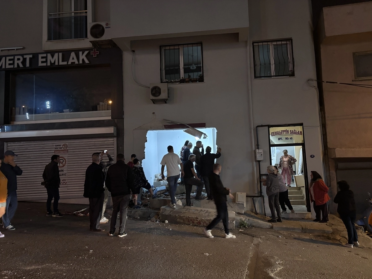 İzmir’de freni boşalan kamyon apartman dairesine daldı