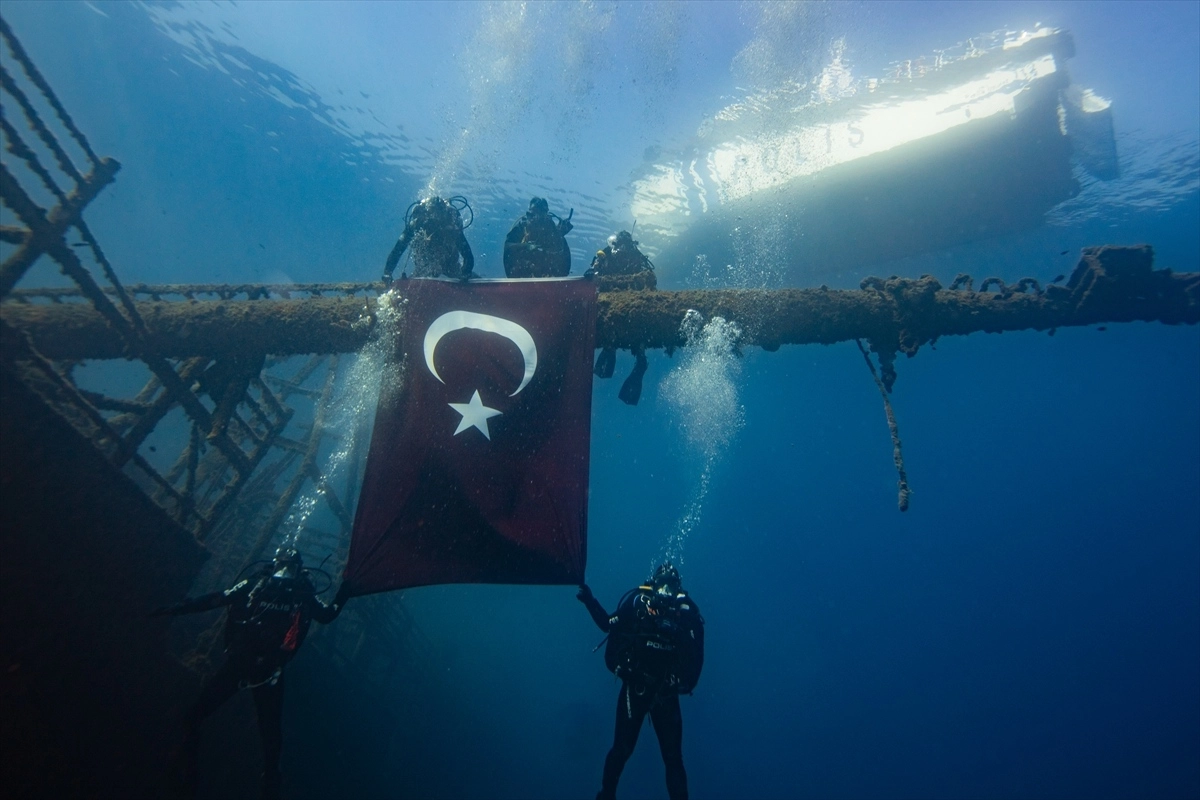 29 Ekim’de Dalgıç Polislerden Su Altında Anlamlı Kutlama