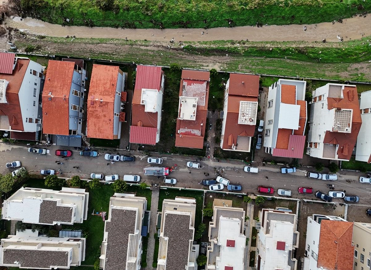 Bergama’da Sağanak Hayatı Felç Etti