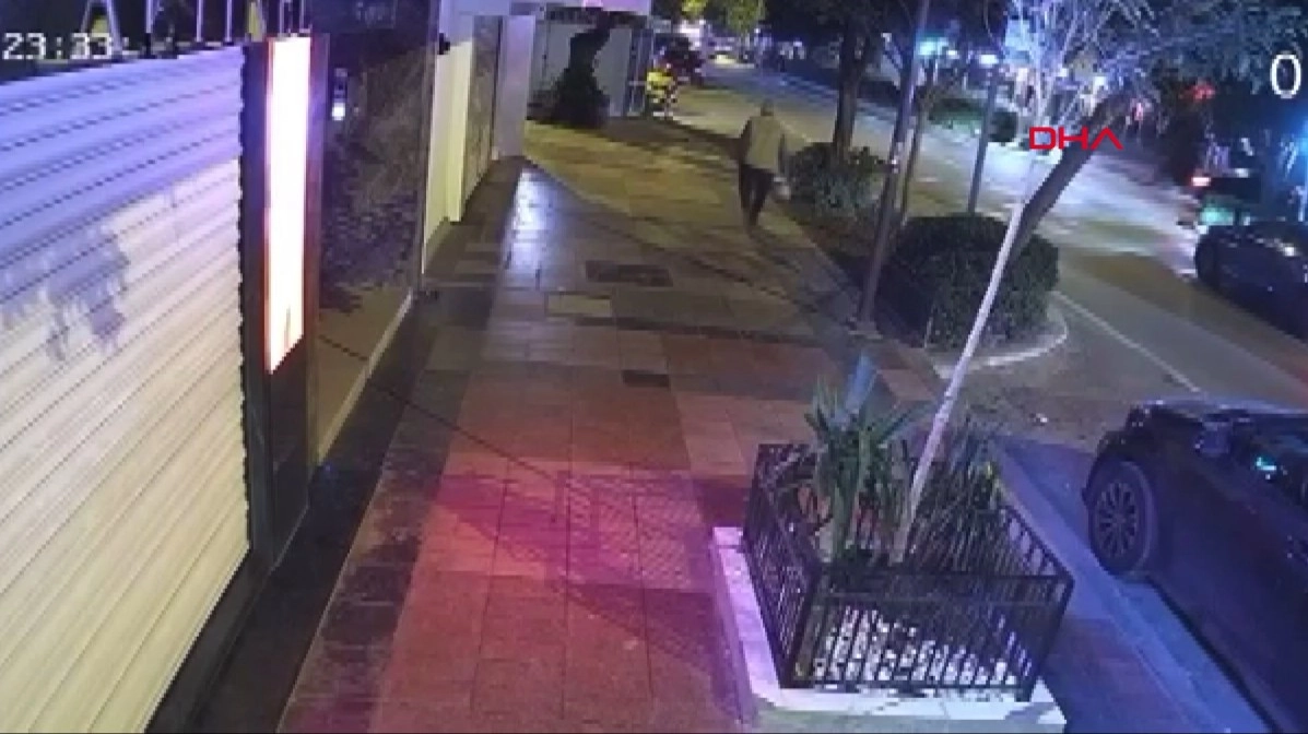 Motosikletin çarptığı yaya hayatını kaybetti; kaza kamerada