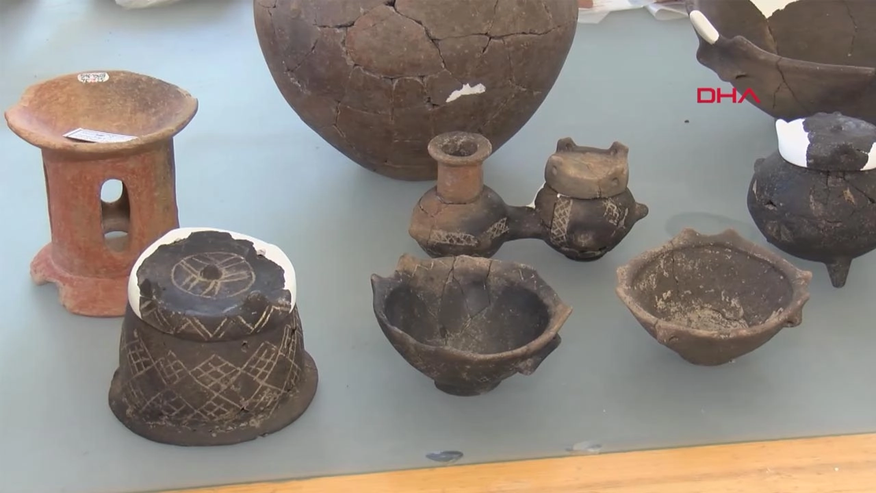 Yassıtepe Höyüğü’nde 5 Bin Yıllık Gerdanlık Kabartmalı Kaplar Bulundu