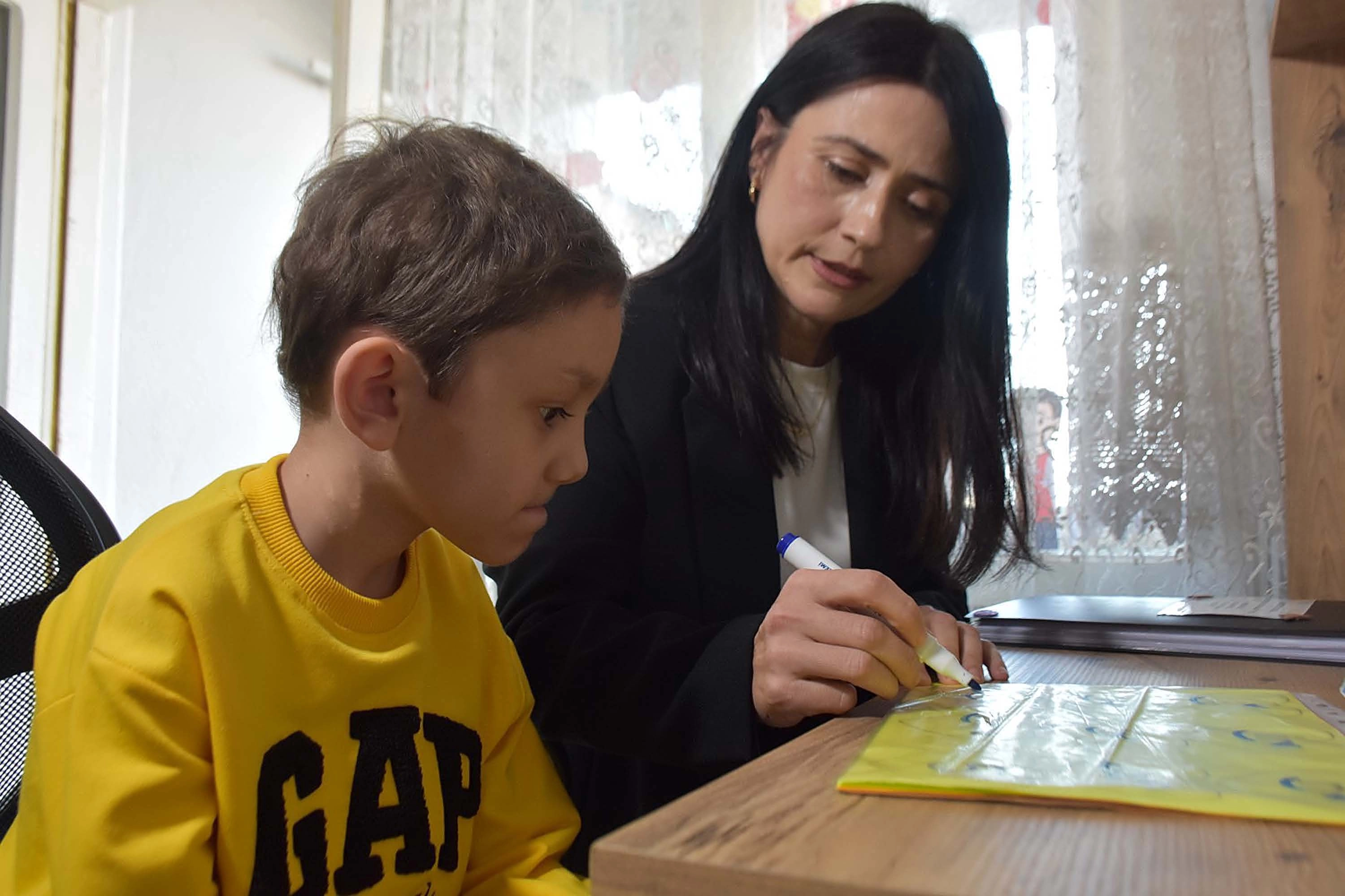 Kemoterapi gören Ahmet, sınıfa dönüştürülen odasında okuma yazmayı öğreniyor