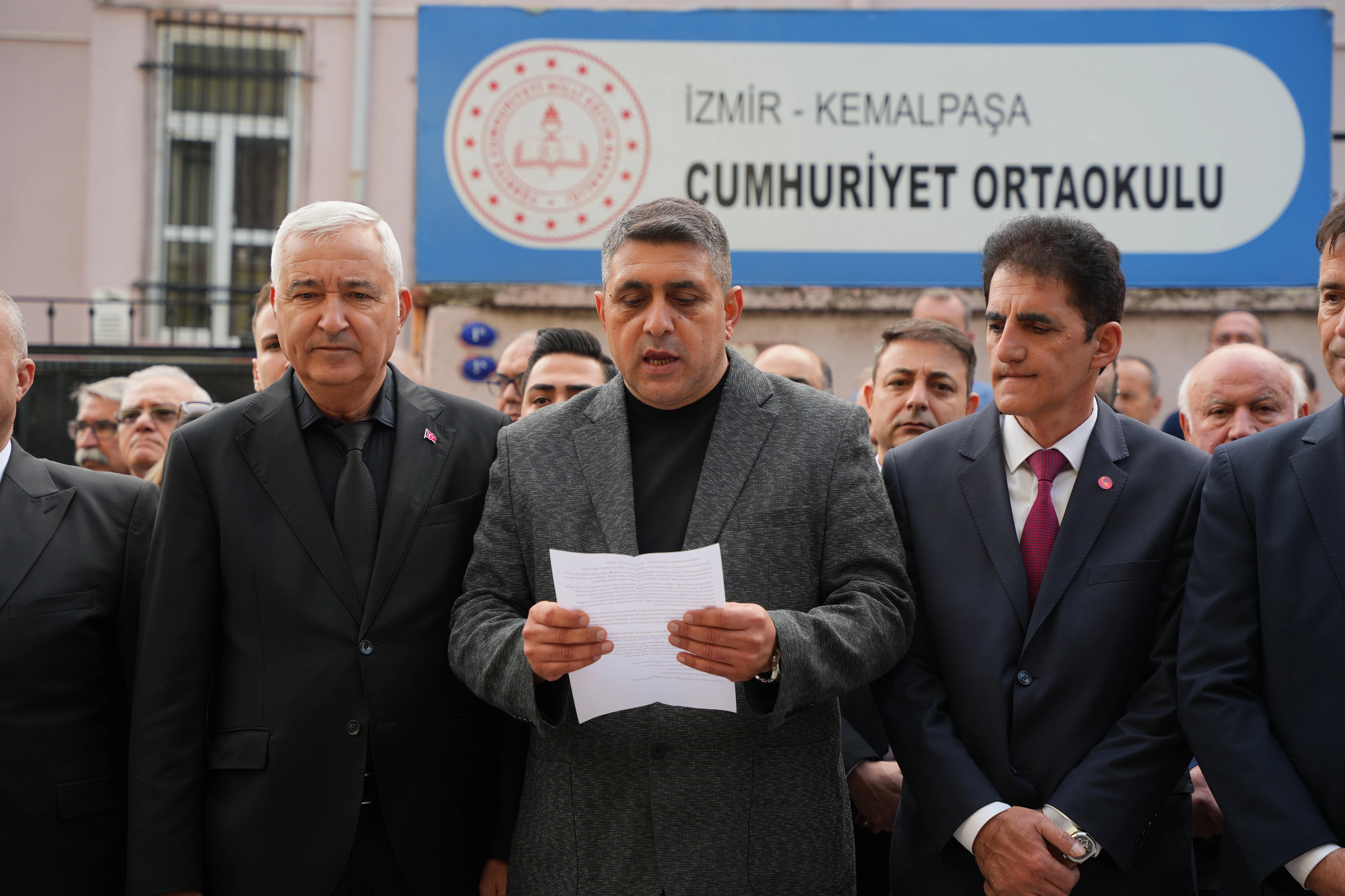 CHP Kemalpaşa’dan MEB’e 10 Kasım tepkisi: Atatürk’ü kalbimizden silemezsiniz