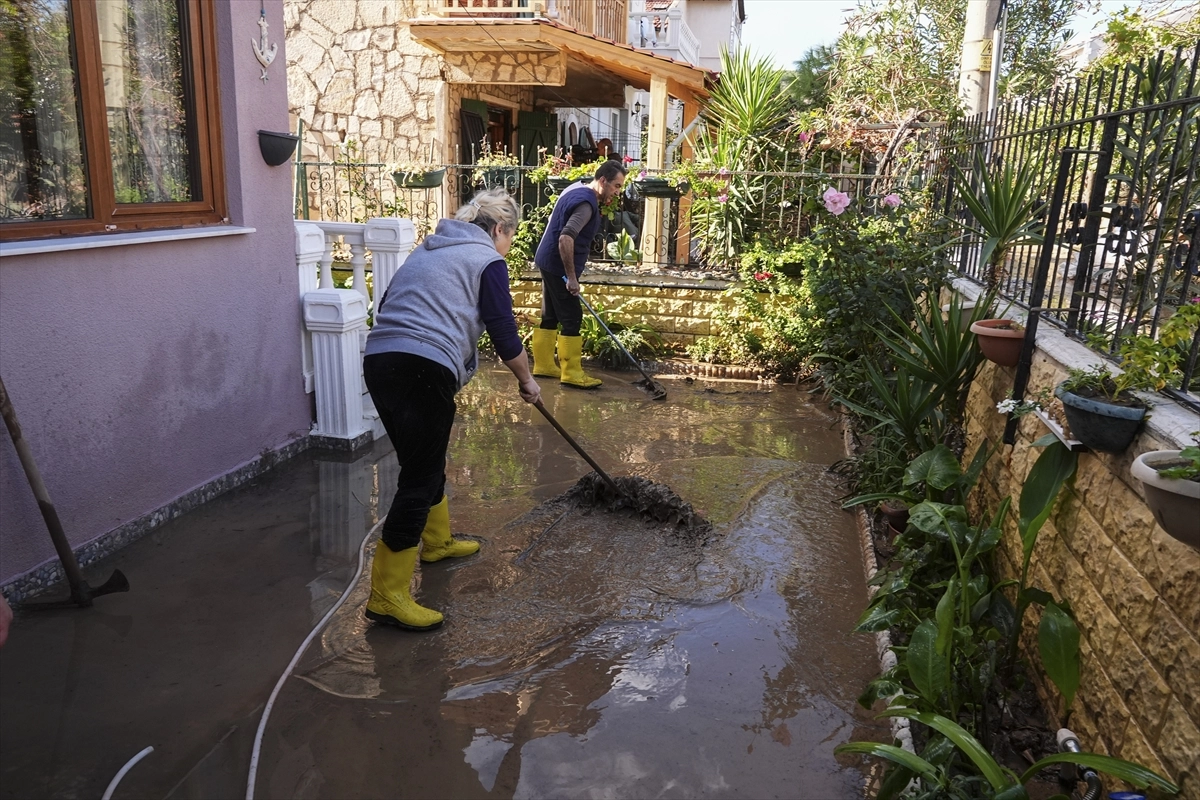Foça’da Sağanak Hayatı Felç Etti: Dere Taştı, Ev ve İş Yerlerini Su Bastı