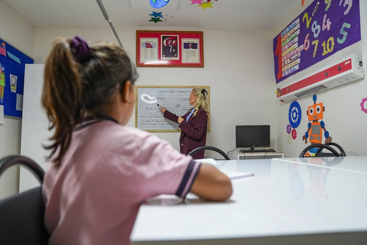 İzmir'de tedavi gören çocuklar için hastaneye taşınan sınıf modeliyle eğitim sürüyor