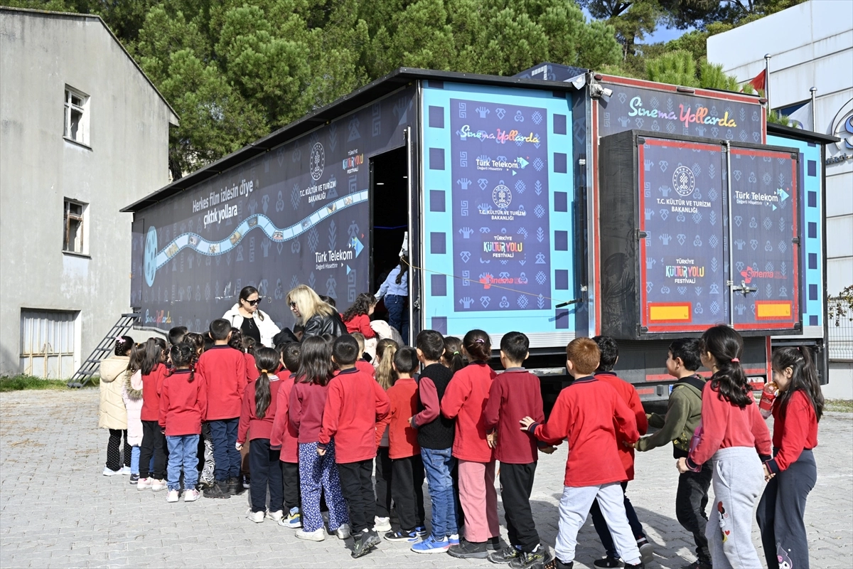 Gezen Sinema Tırı Manisa'da Çocuklarla Buluştu