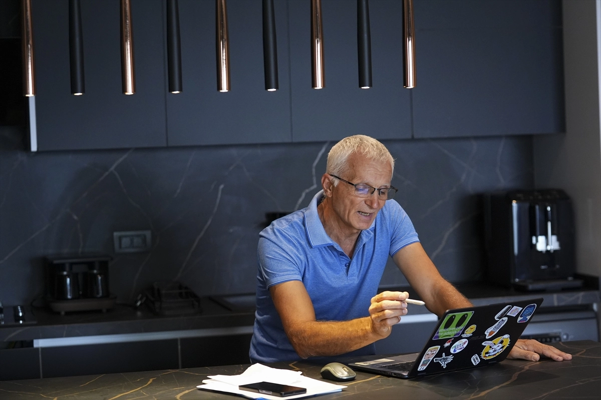 İzmir’de lise öğretmenleri, üniversite sınavına hazırlanan öğrencilere gönüllü ders veriyor