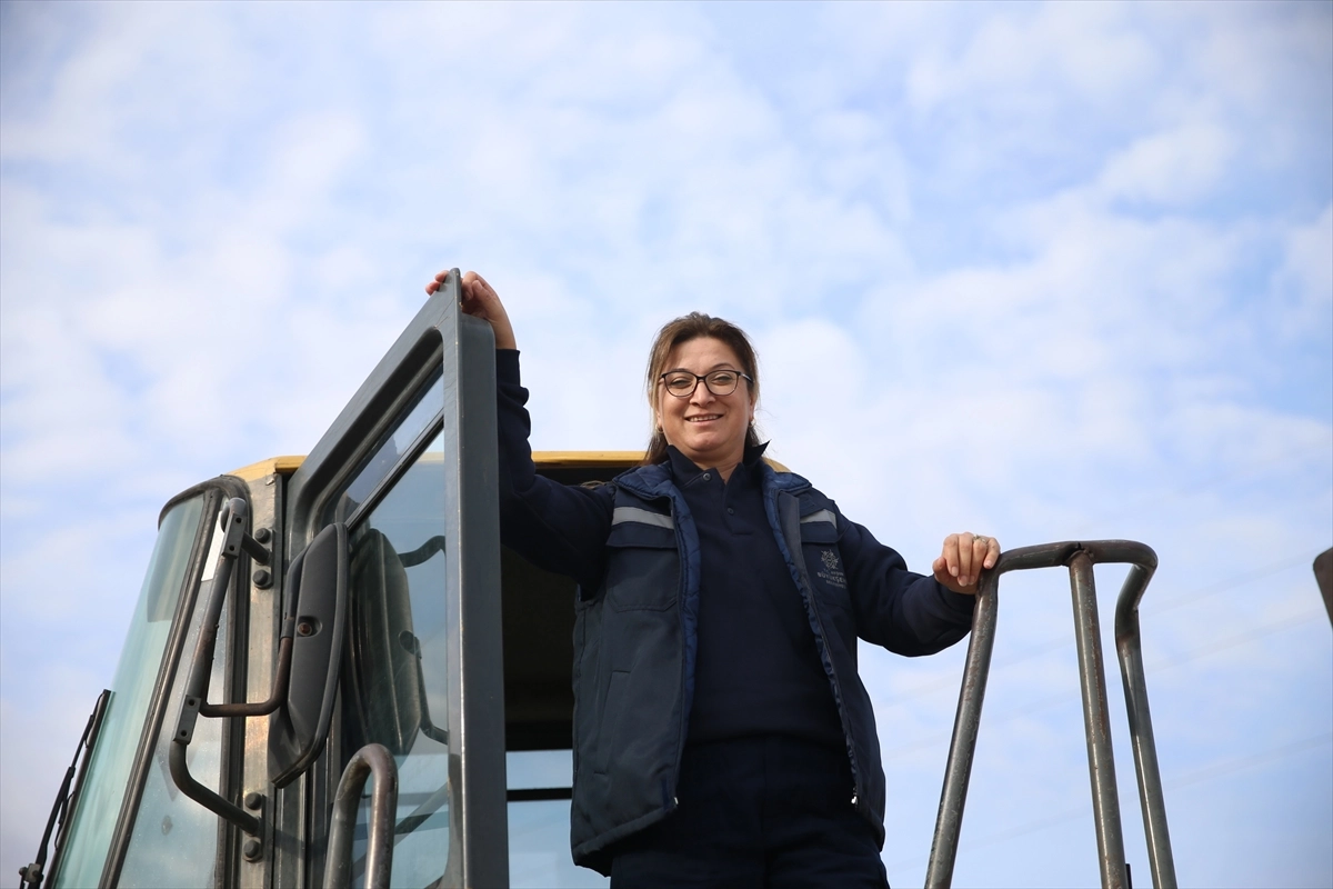 Eşine ve Oğluna Rağmen Dozer Operatörü Oldu