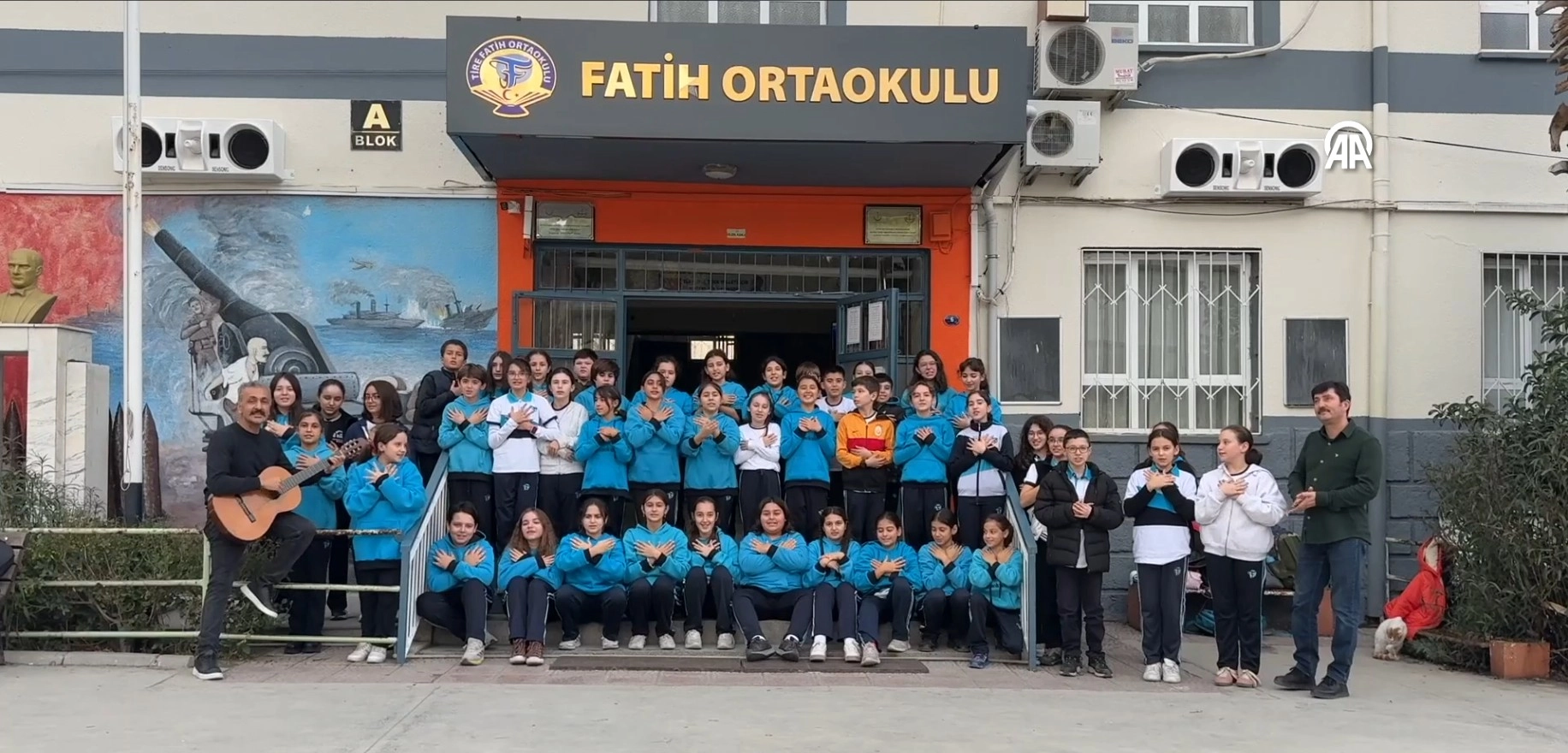 Müzik öğretmeni bestelediği şarkıyla öğrencilerine organ bağışı bilinci aşılıyor