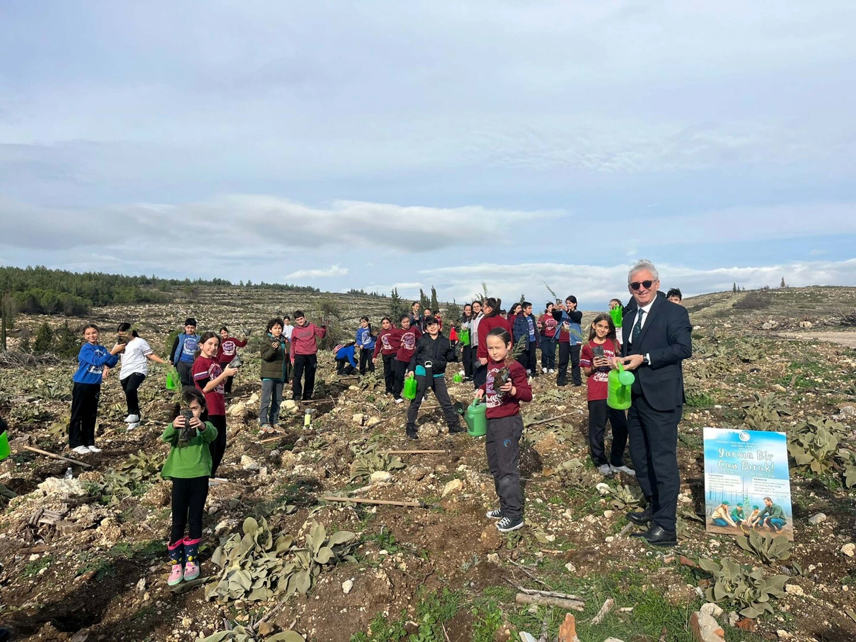 100 yaşına giren hayırsevere öğrencilerden kutlama