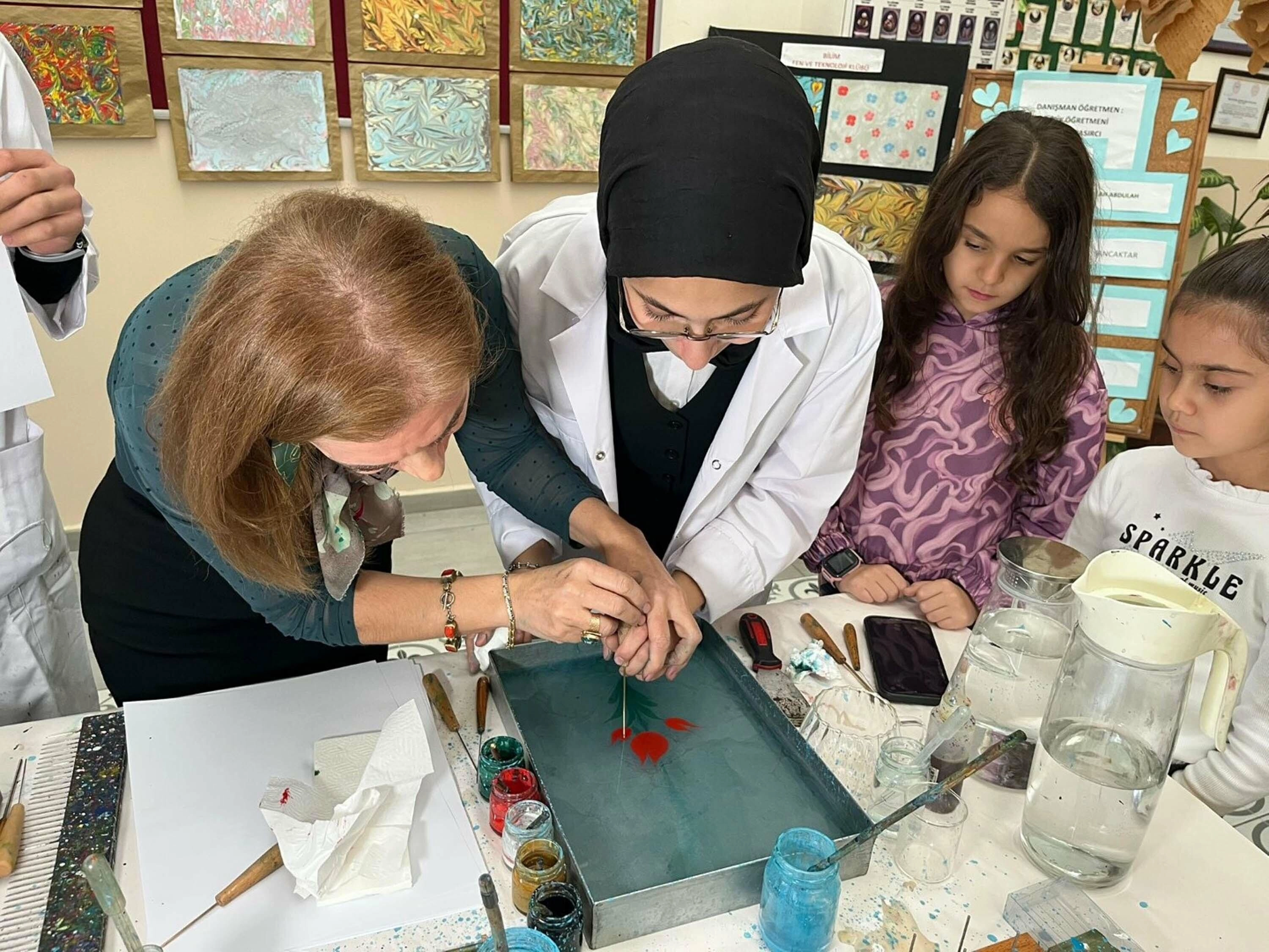 Ebru sanatı ile fizik öğreniyorlar