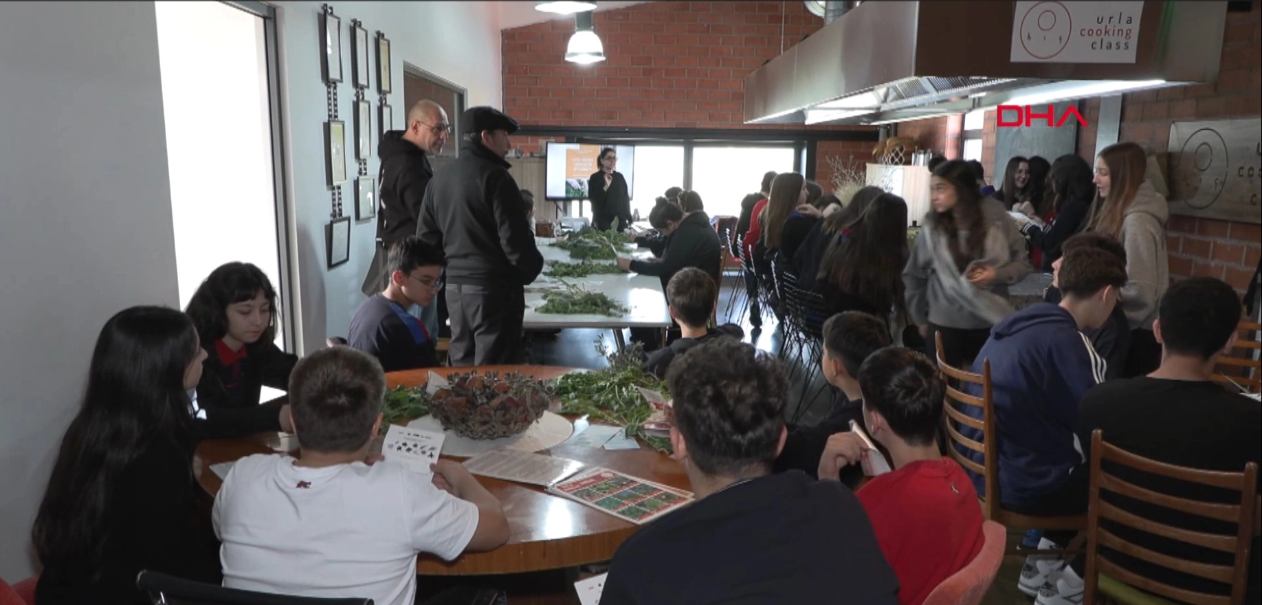 Liseliler gıda krizine karşı yenilebilir otları tanıyor