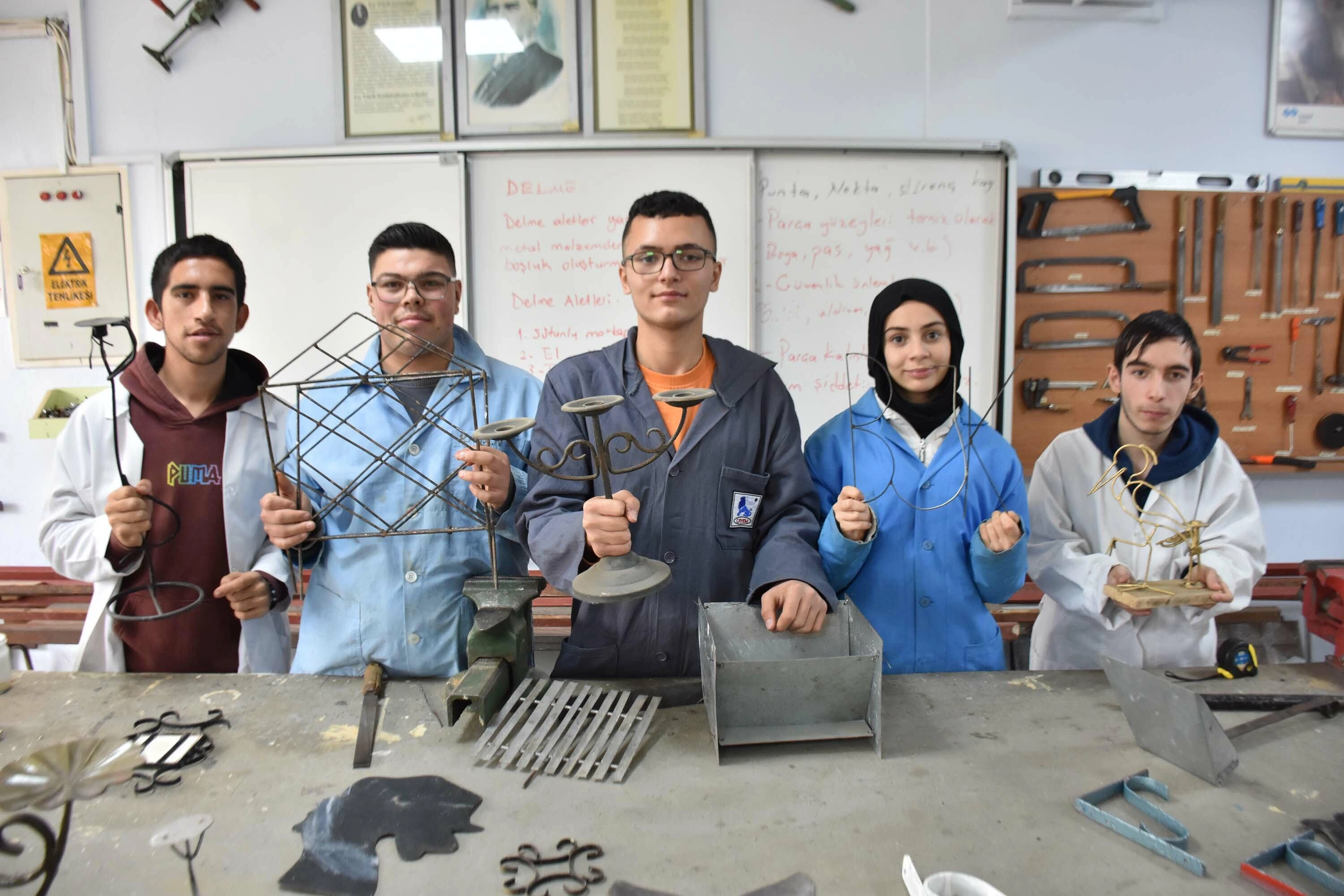 Metal, özel öğrencilerin ellerinde şekilleniyor