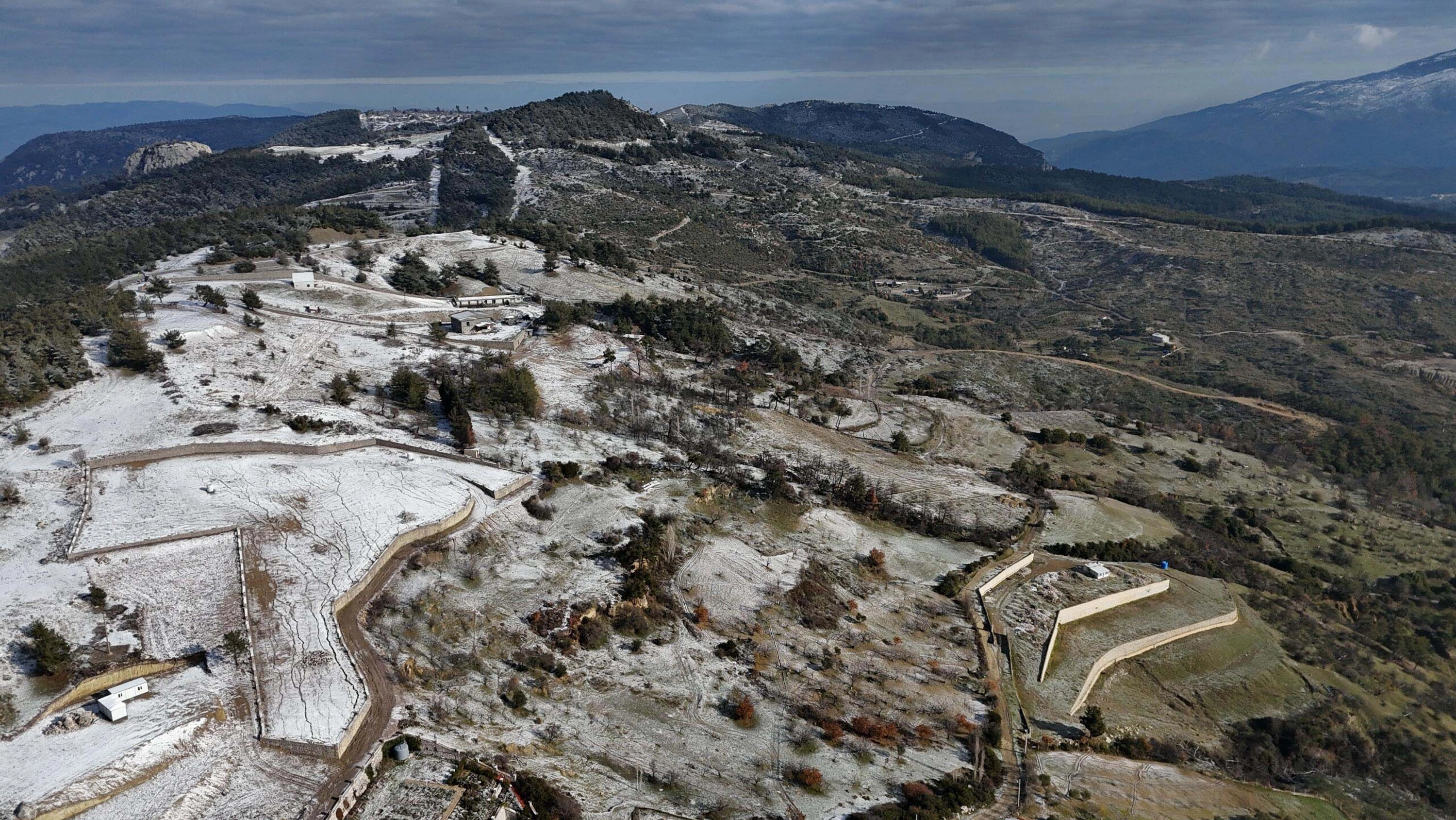 İzmir'in yüksek kesimlerine mevsimin ilk karı düştü