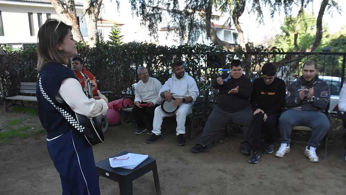 Engelli bireylere doğayla iç içe müzik terapisi