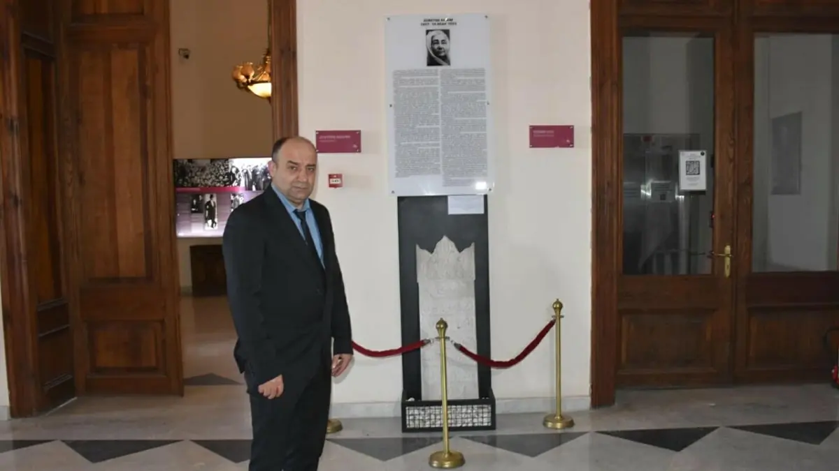 Zübeyde Hanım'ın ilk mezar taşı, Atatürk Müzesi'nde sergide