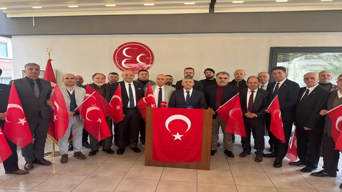 İzmir'de, terör örgütü YPG/SDG yandaşlarının Türk bayrağına saldırısına tepki