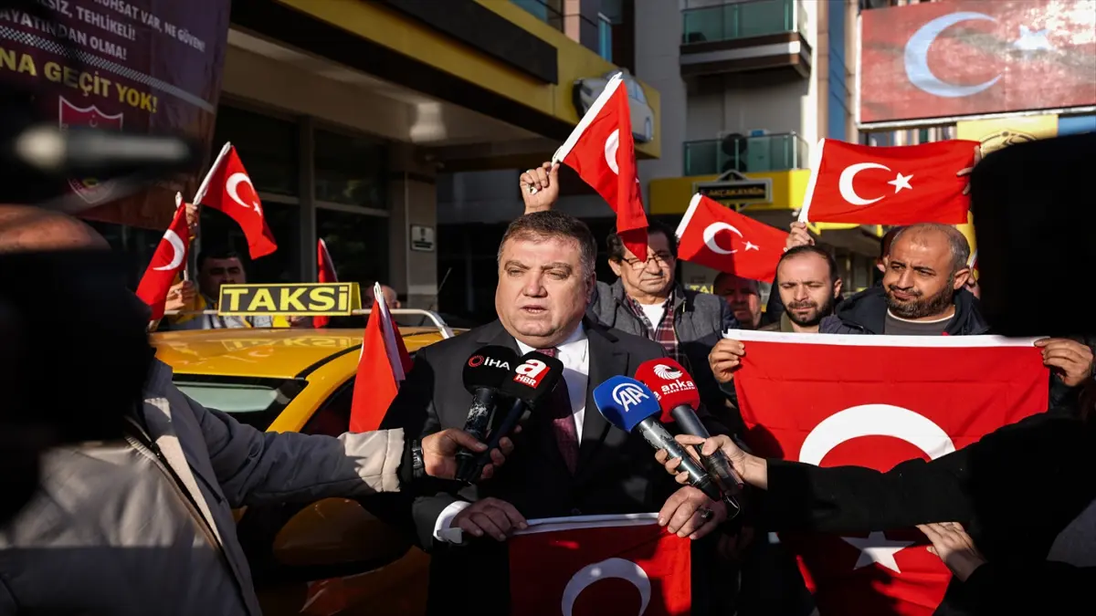 İzmir'de taksicilerden Türk bayraklı konvoy