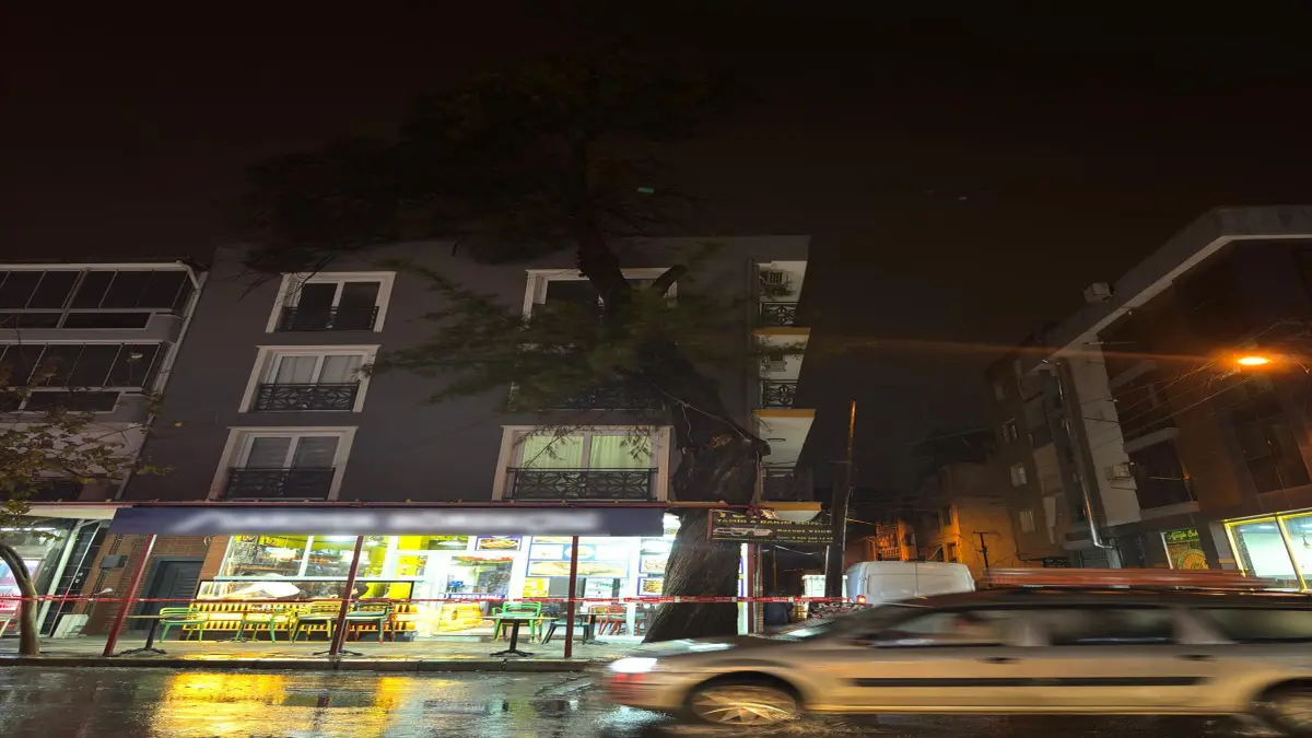 İzmir’i sağanak vurdu